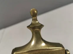 Ancien marteau de porte en laiton massif. Estimation : années 1960.