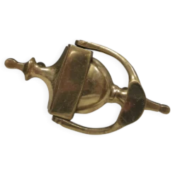 Ancien marteau de porte en laiton massif. Estimation : années 1960.
