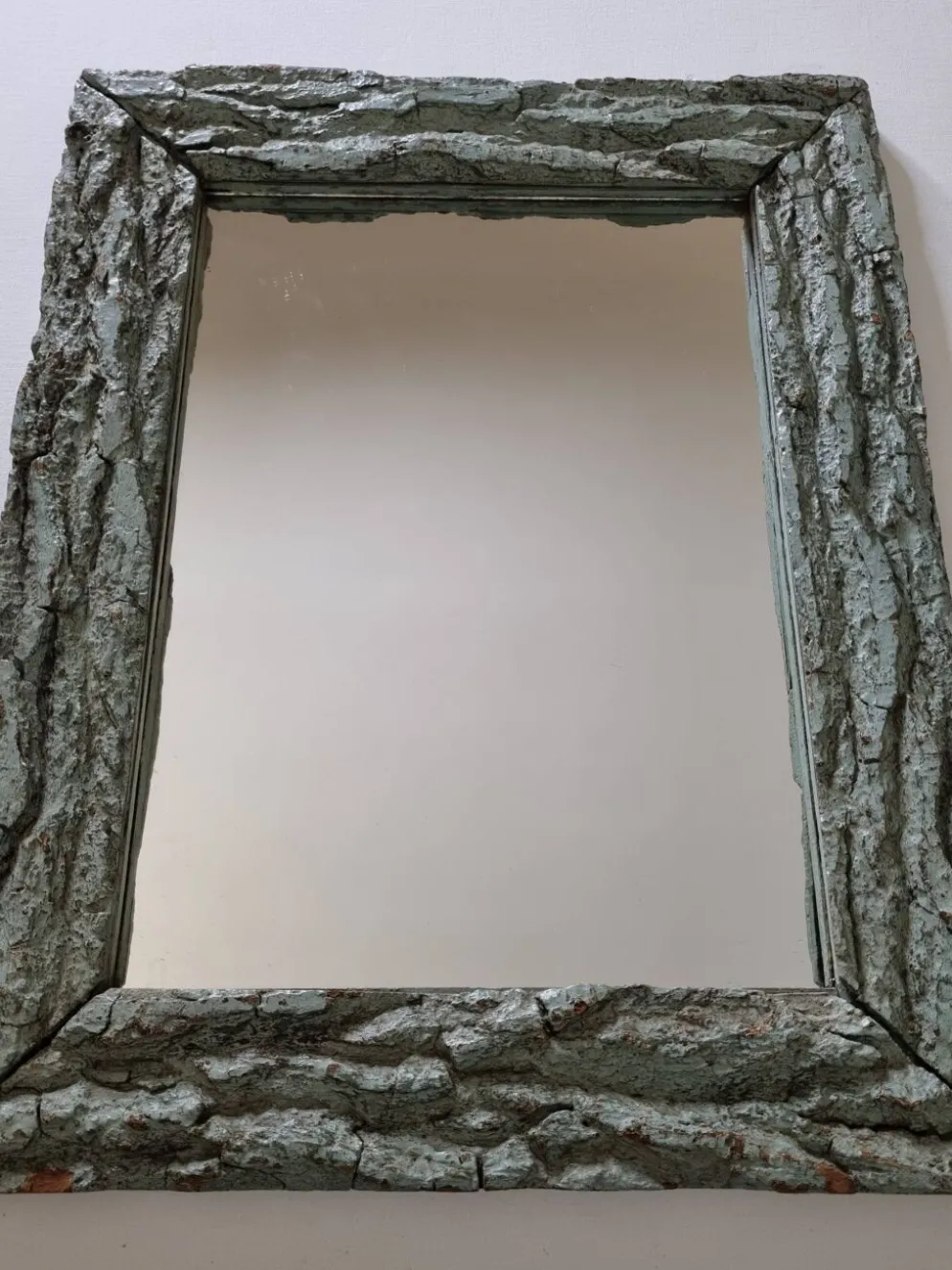 Ancien miroir, cadre en écorce de bois à patine rustique, 65 cm par 50 cm