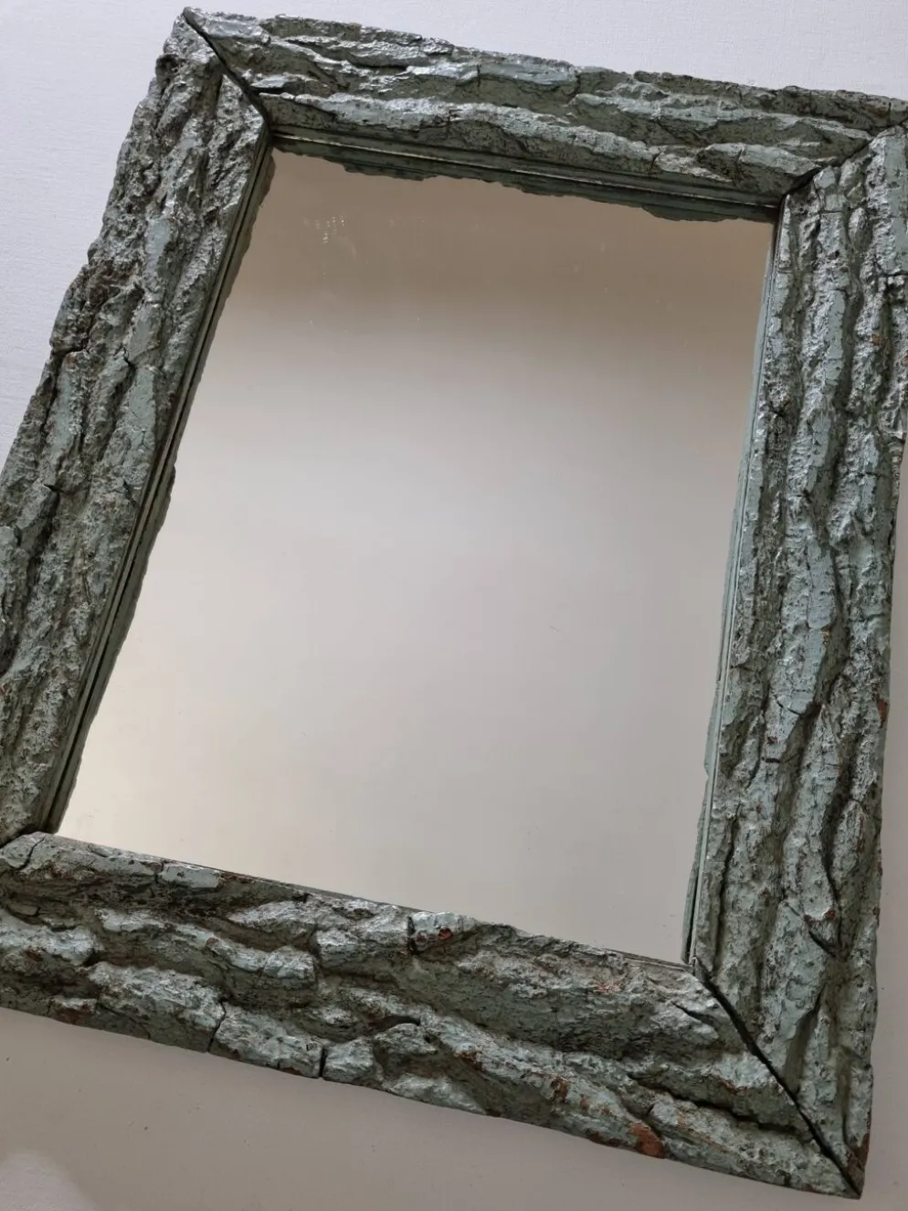 Ancien miroir, cadre en écorce de bois à patine rustique, 65 cm par 50 cm