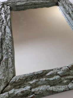 Ancien miroir, cadre en écorce de bois à patine rustique, 65 cm par 50 cm