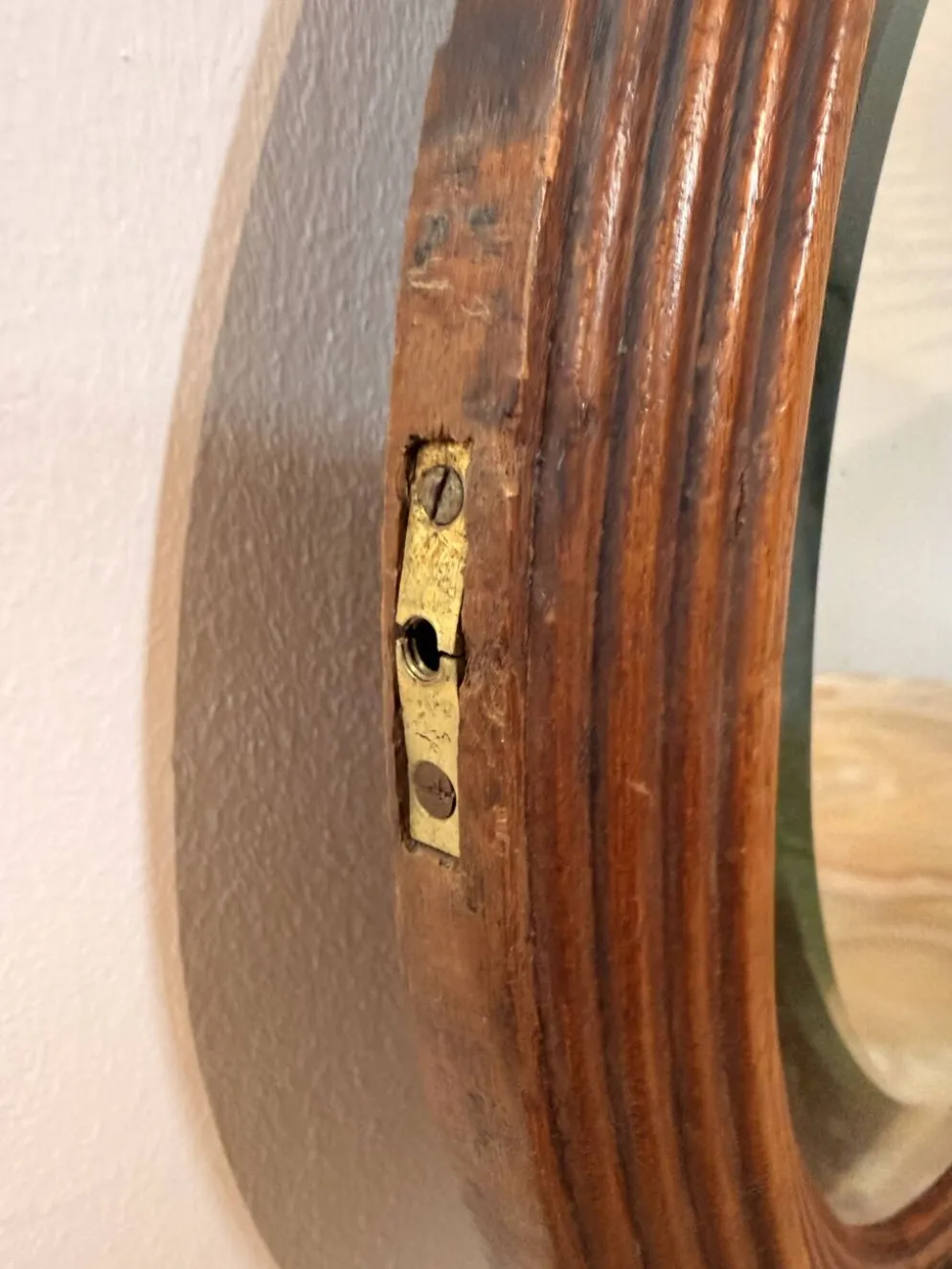 Ancien miroir ovale biseauté cadre en bois et décors bronze style Louis XVI