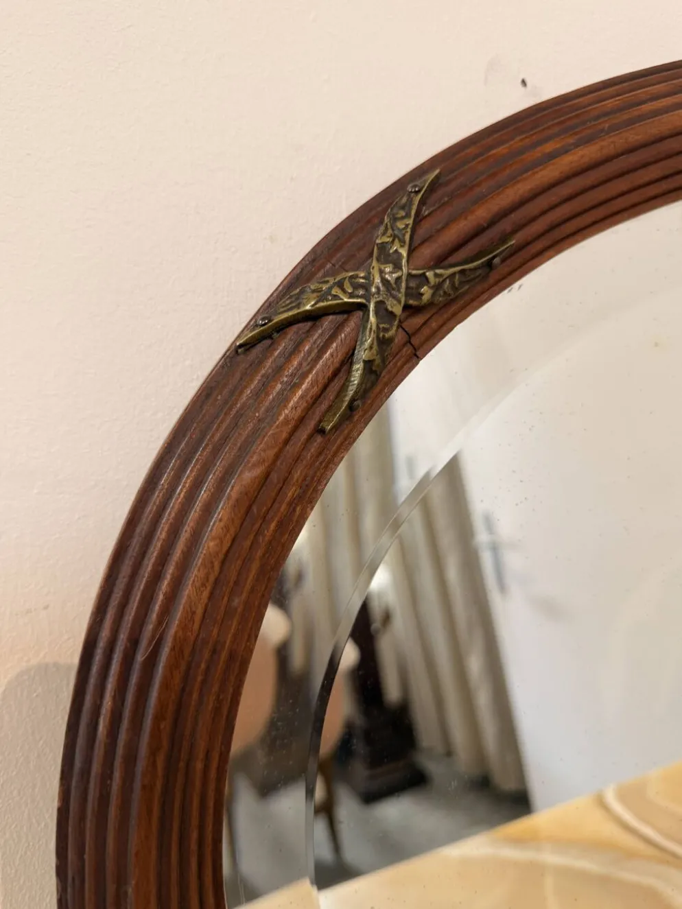 Ancien miroir ovale biseauté cadre en bois et décors bronze style Louis XVI