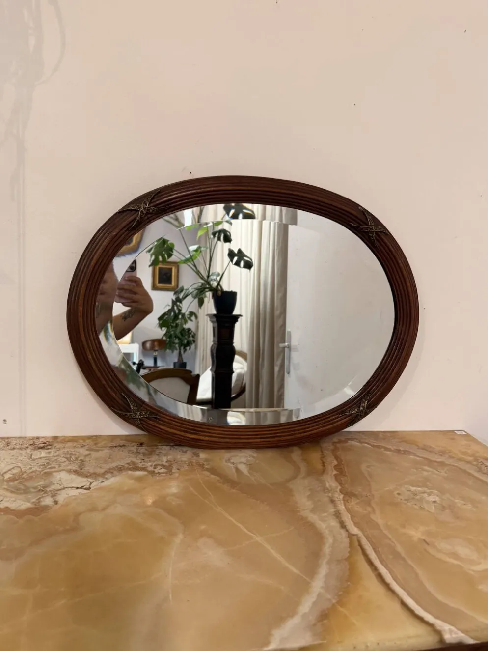 Ancien miroir ovale biseauté cadre en bois et décors bronze style Louis XVI