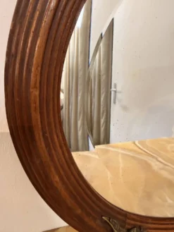 Ancien miroir ovale biseauté cadre en bois et décors bronze style Louis XVI