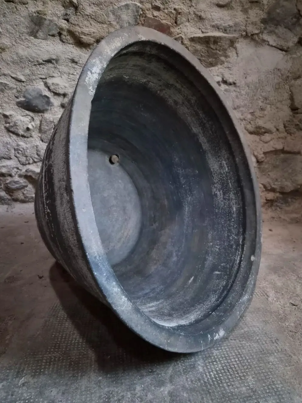 Ancienne auge à laver rustique en terre cuite, Auvergne, XIXe siècle