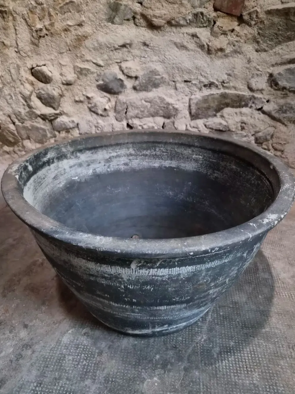 Ancienne auge à laver rustique en terre cuite, Auvergne, XIXe siècle