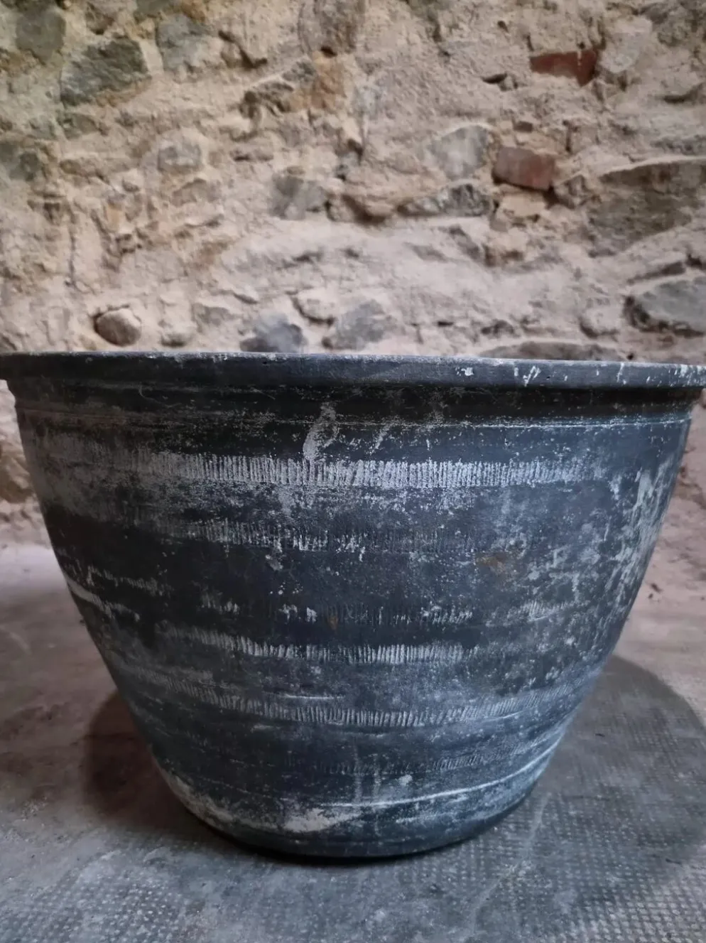 Ancienne auge à laver rustique en terre cuite, Auvergne, XIXe siècle