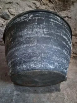 Ancienne auge à laver rustique en terre cuite, Auvergne, XIXe siècle
