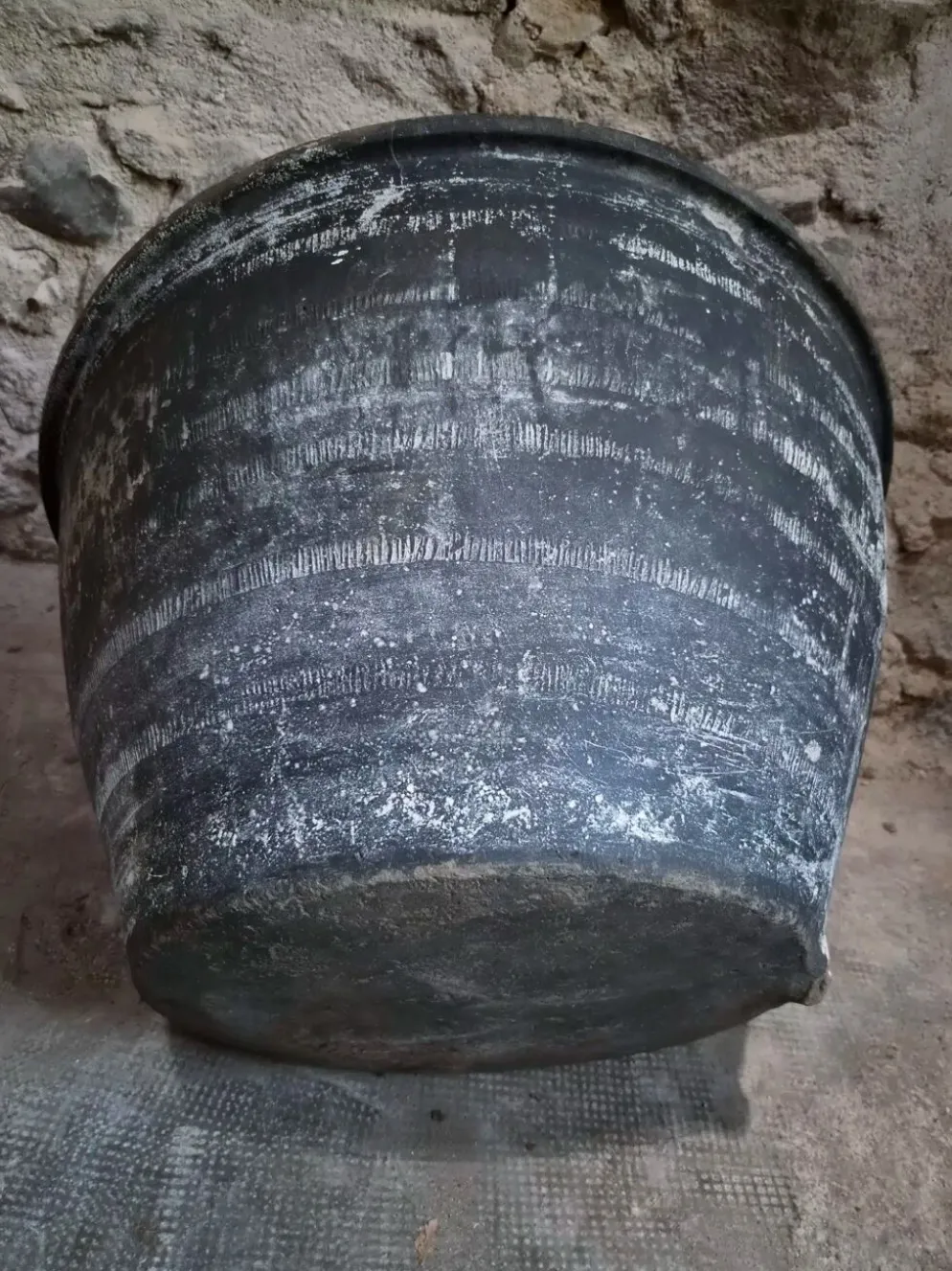 Ancienne auge à laver rustique en terre cuite, Auvergne, XIXe siècle