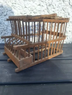 Ancienne cage en bois de transport d'oiseaux