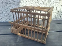 Ancienne cage en bois de transport d'oiseaux
