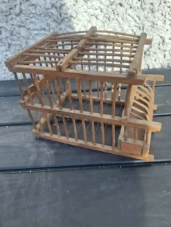Ancienne cage en bois de transport d'oiseaux