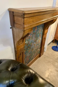 Ancienne cheminée en noyer bois sculpté, manteau de cheminée décoratif