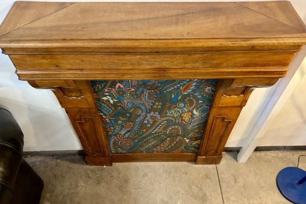 Ancienne cheminée en noyer bois sculpté, manteau de cheminée décoratif
