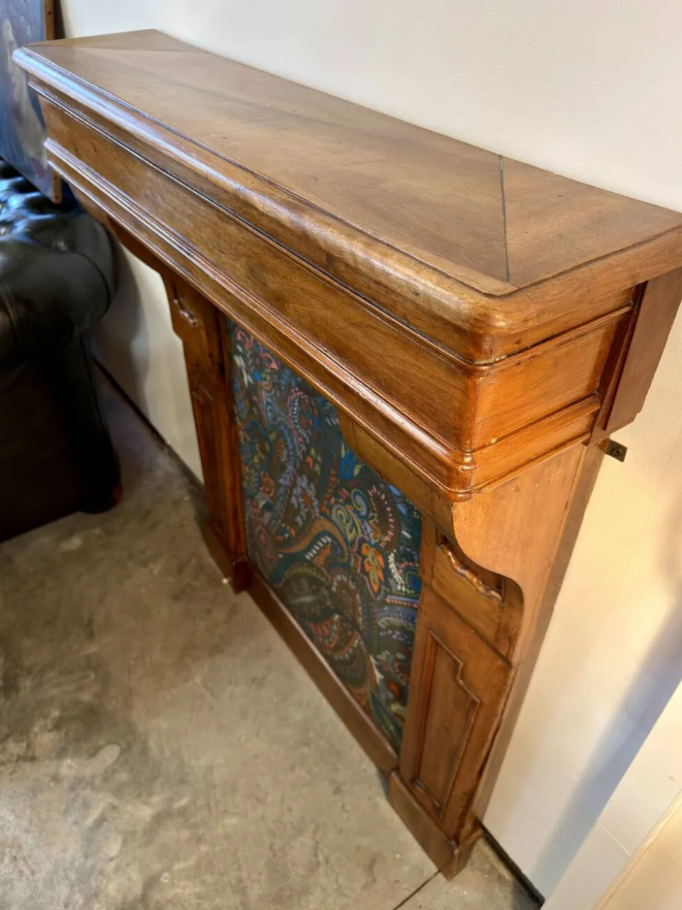 Ancienne cheminée en noyer bois sculpté, manteau de cheminée décoratif