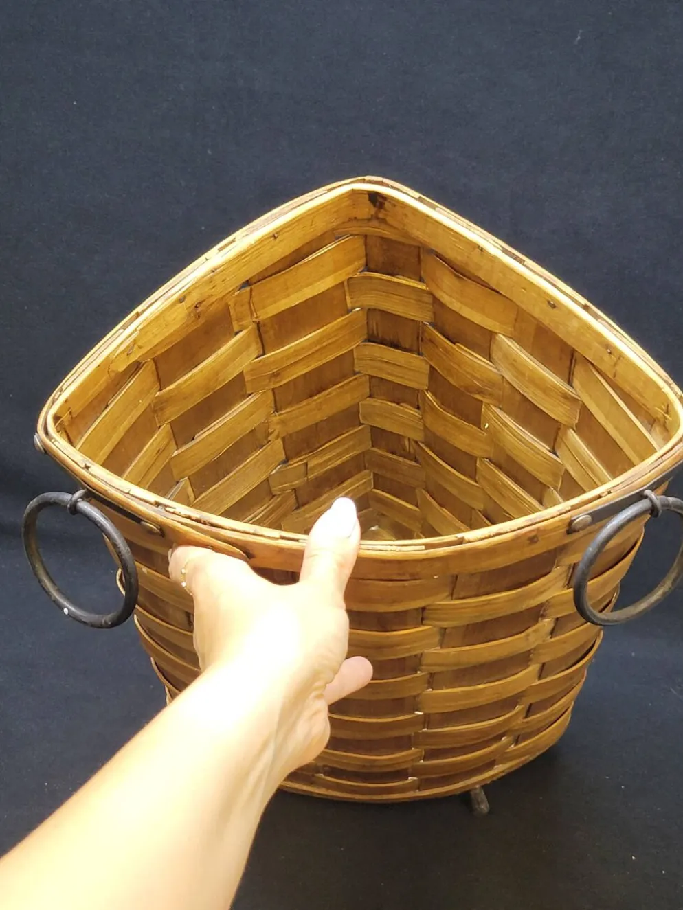 Ancienne corbeille vintage en bois tressé d'angle porte parapluie / panier