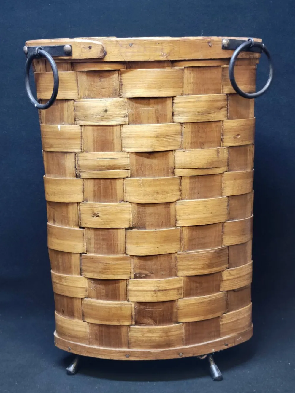 Ancienne corbeille vintage en bois tressé d'angle porte parapluie / panier