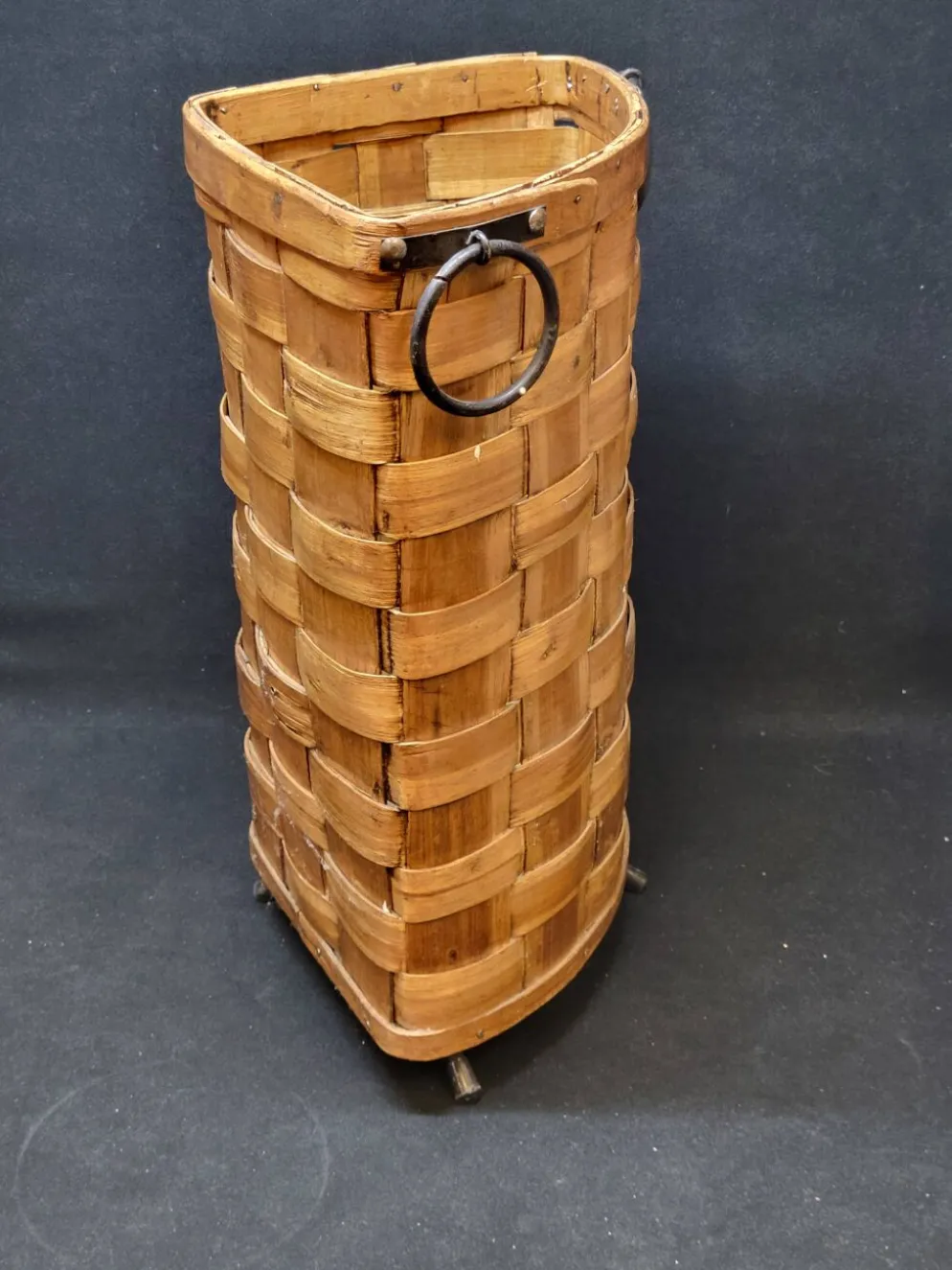 Ancienne corbeille vintage en bois tressé d'angle porte parapluie / panier