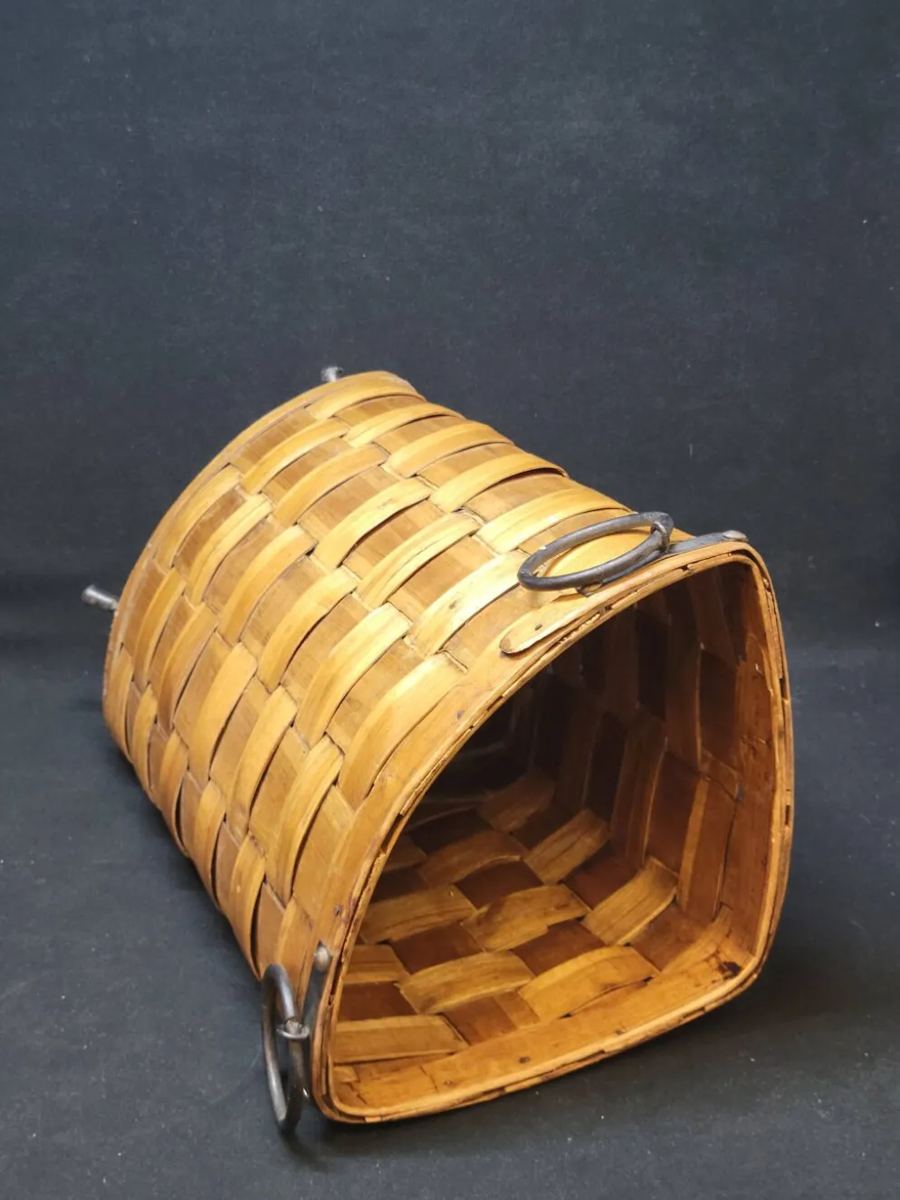 Ancienne corbeille vintage en bois tressé d'angle porte parapluie / panier