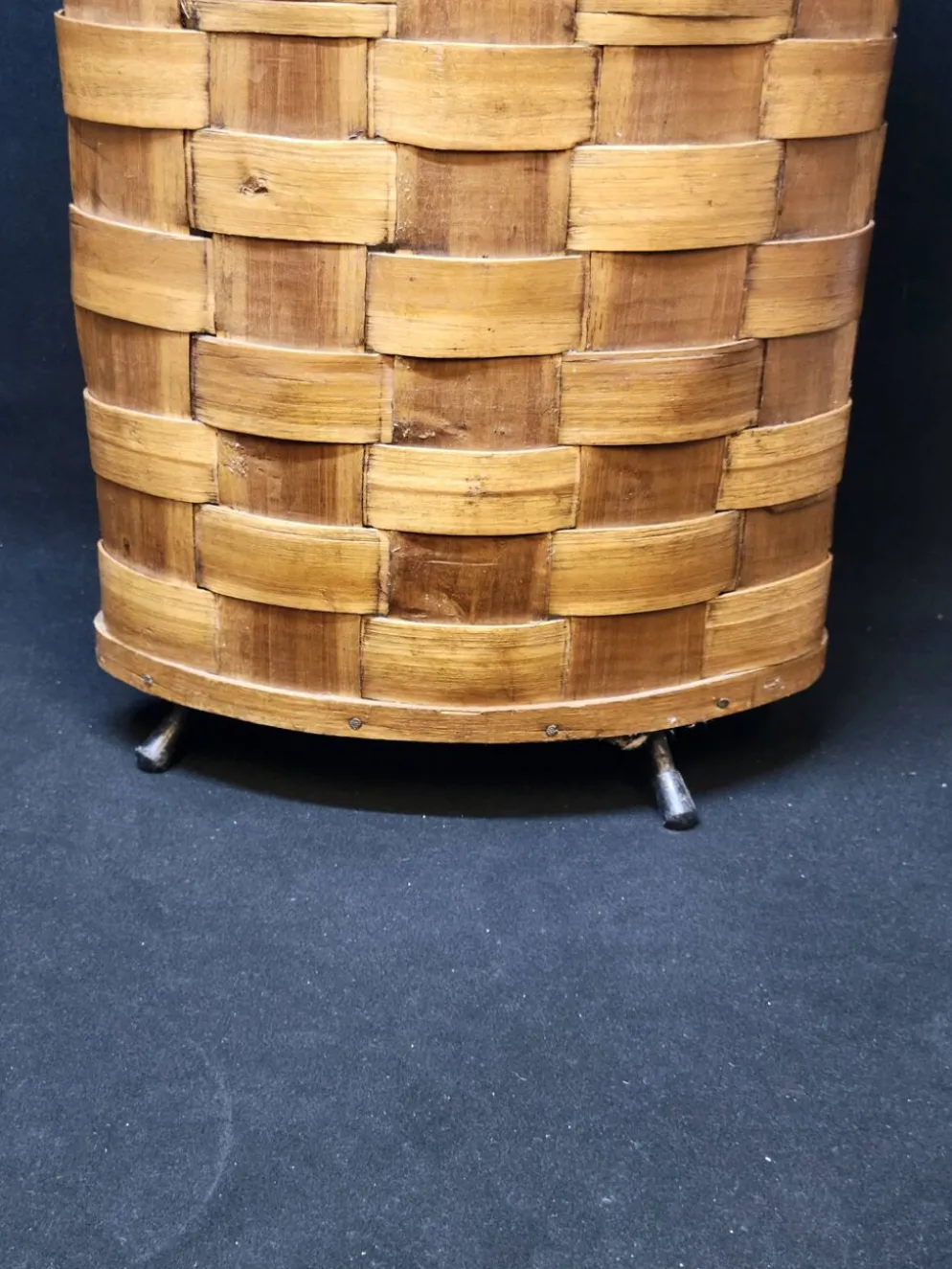 Ancienne corbeille vintage en bois tressé d'angle porte parapluie / panier