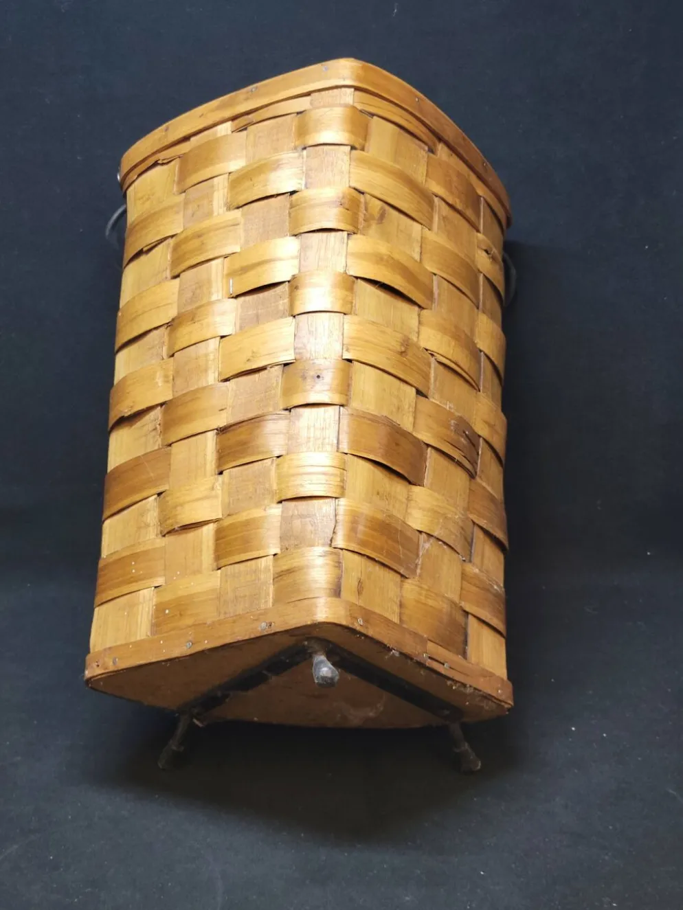 Ancienne corbeille vintage en bois tressé d'angle porte parapluie / panier