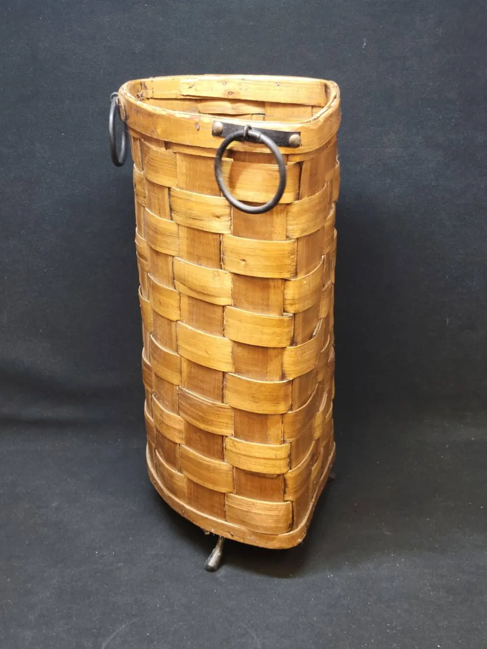 Ancienne corbeille vintage en bois tressé d'angle porte parapluie / panier