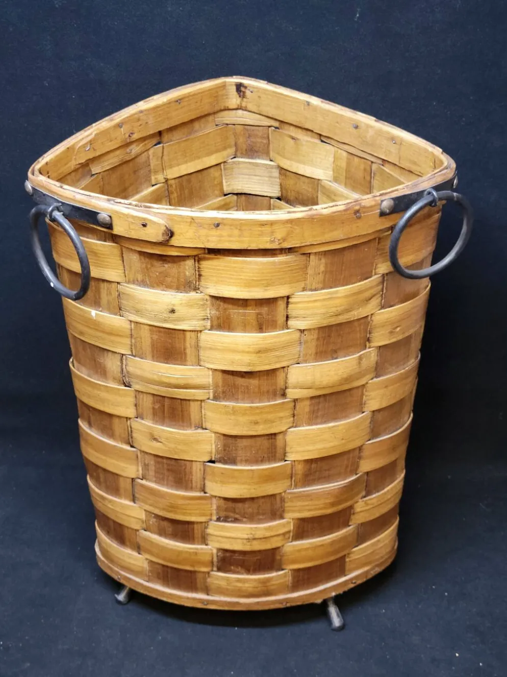 Ancienne corbeille vintage en bois tressé d'angle porte parapluie / panier