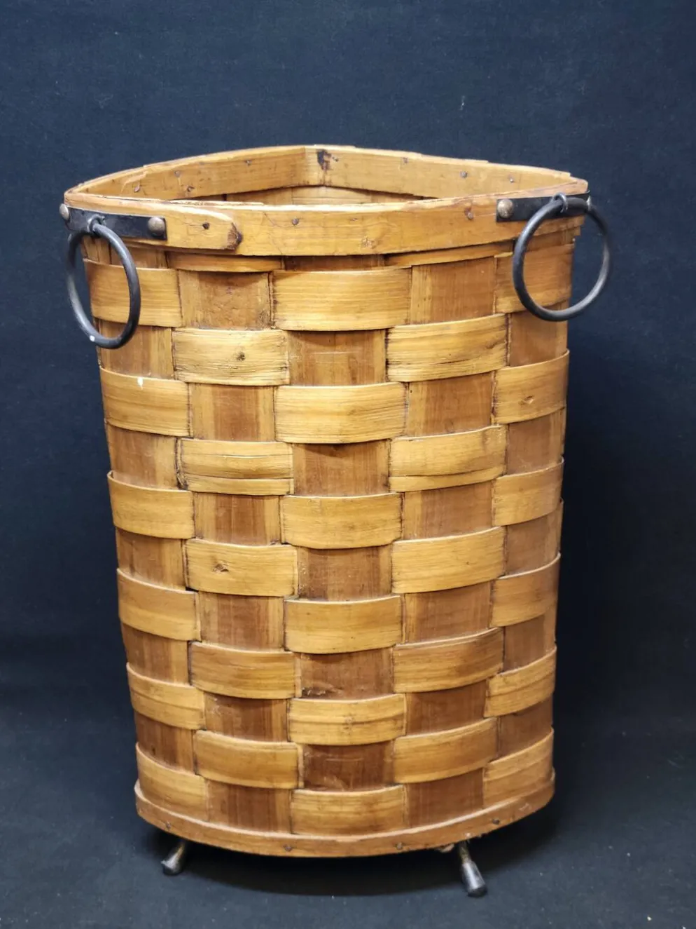 Ancienne corbeille vintage en bois tressé d'angle porte parapluie / panier