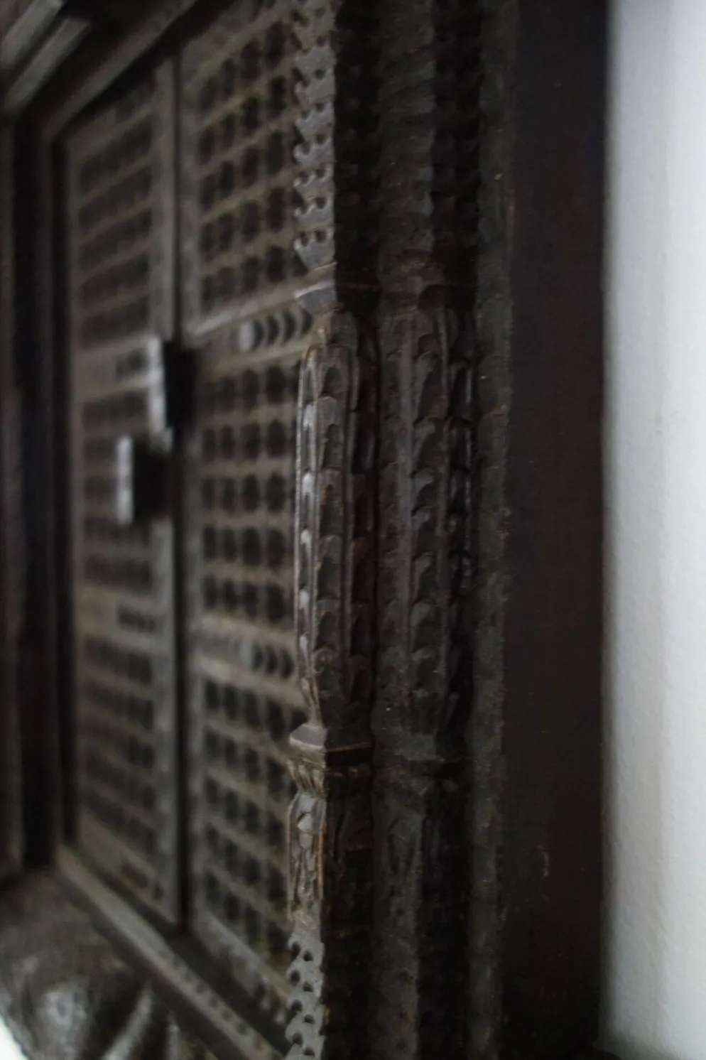 Ancienne fenêtre Népalaise Newari en bois sculpté