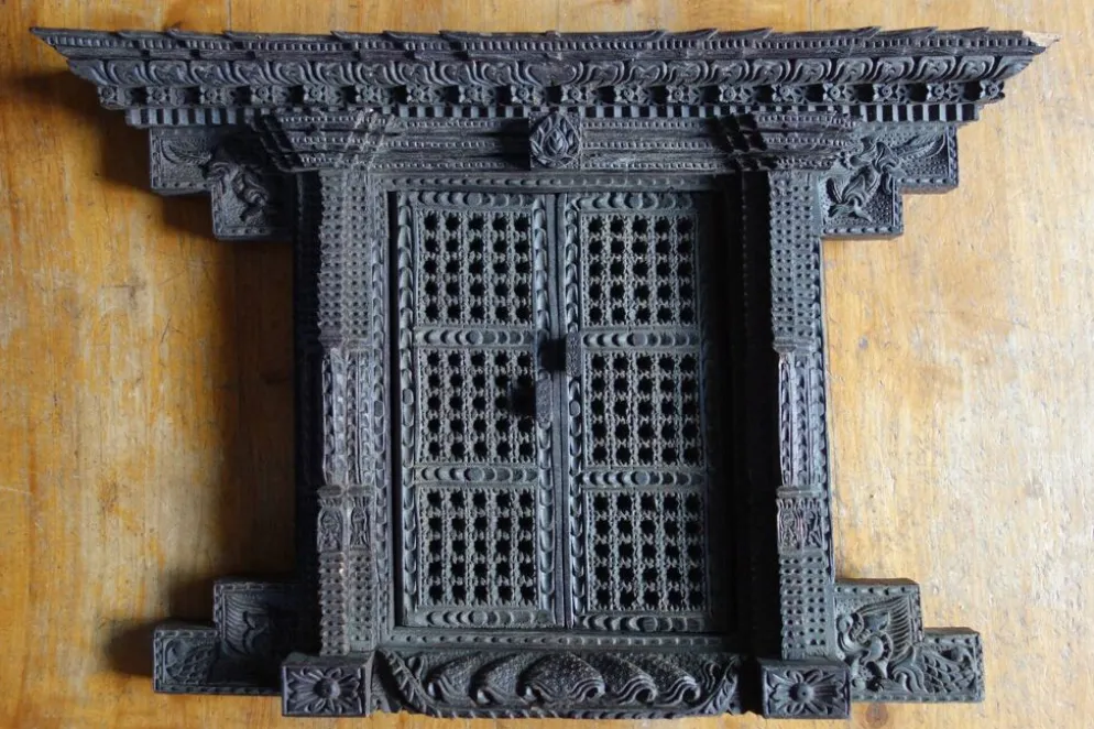 Ancienne fenêtre Népalaise Newari en bois sculpté