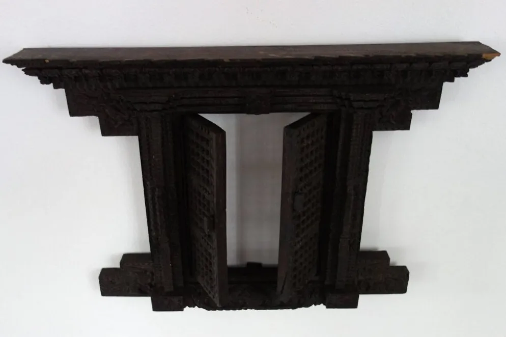 Ancienne fenêtre Népalaise Newari en bois sculpté