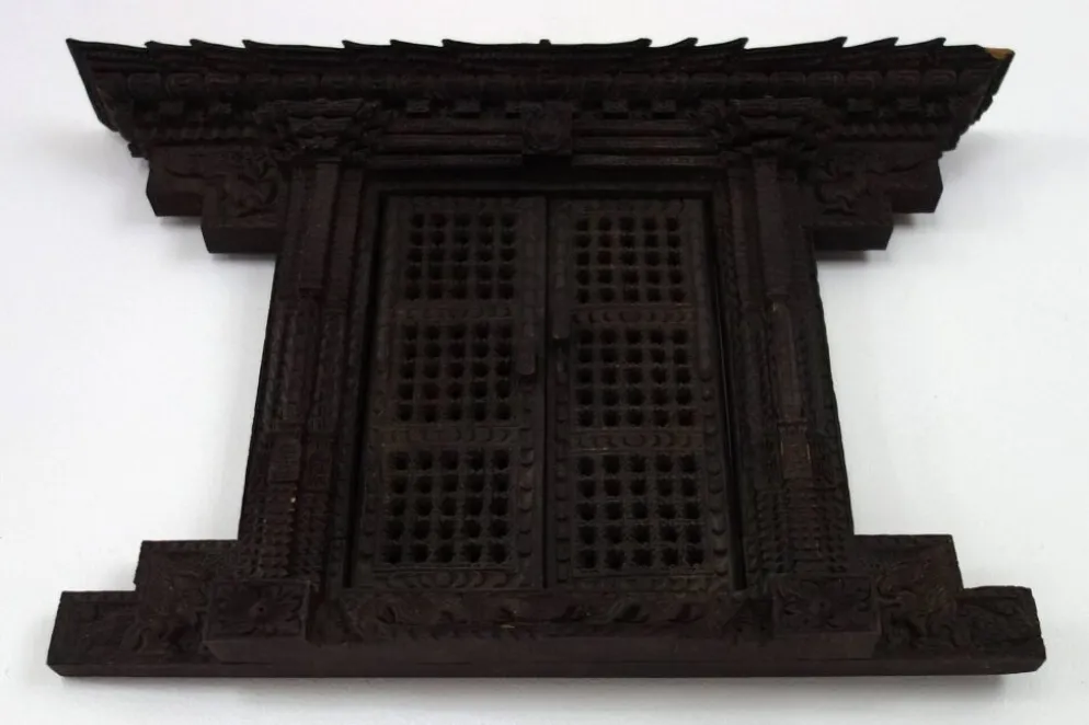 Ancienne fenêtre Népalaise Newari en bois sculpté
