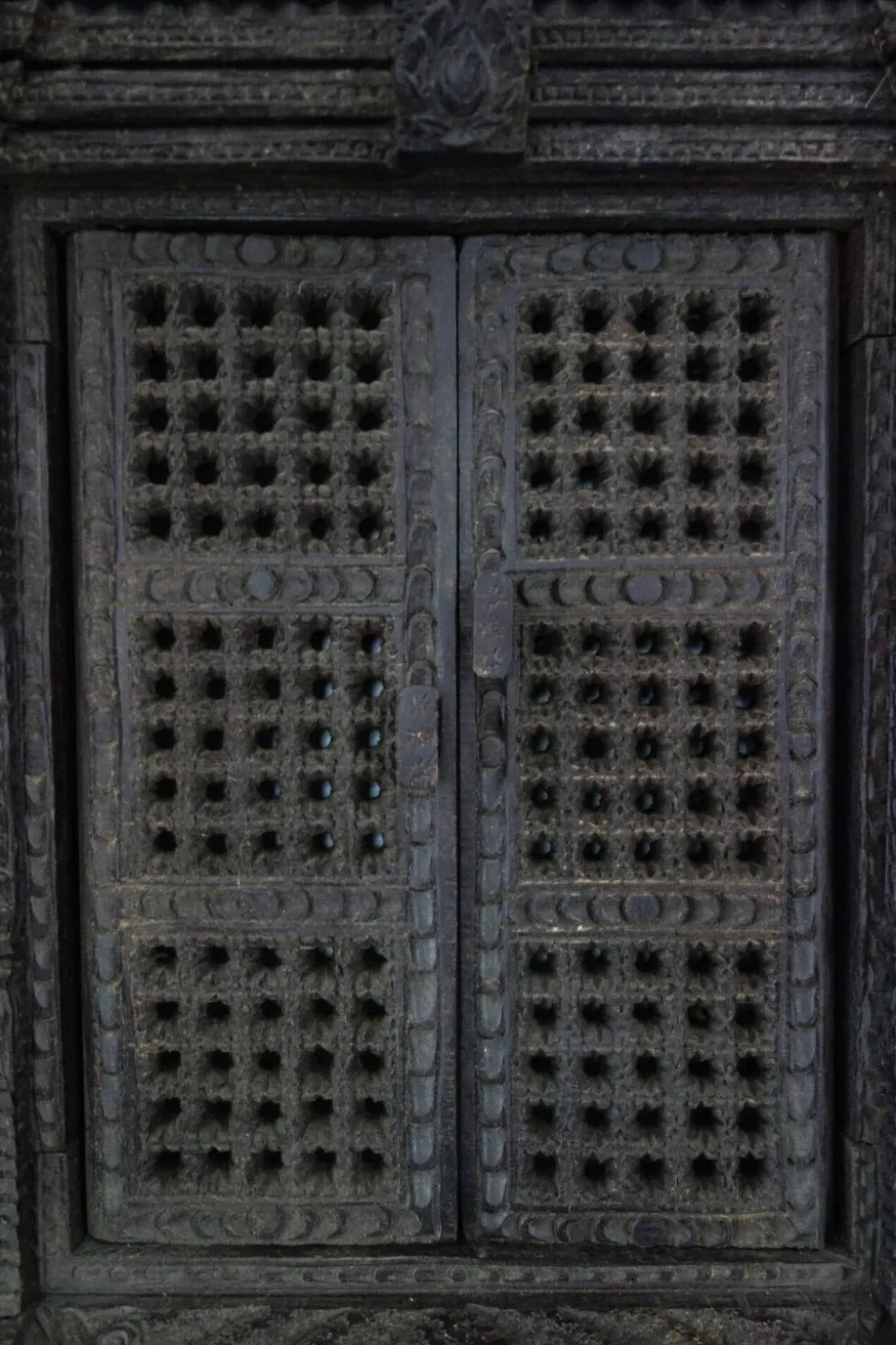 Ancienne fenêtre Népalaise Newari en bois sculpté