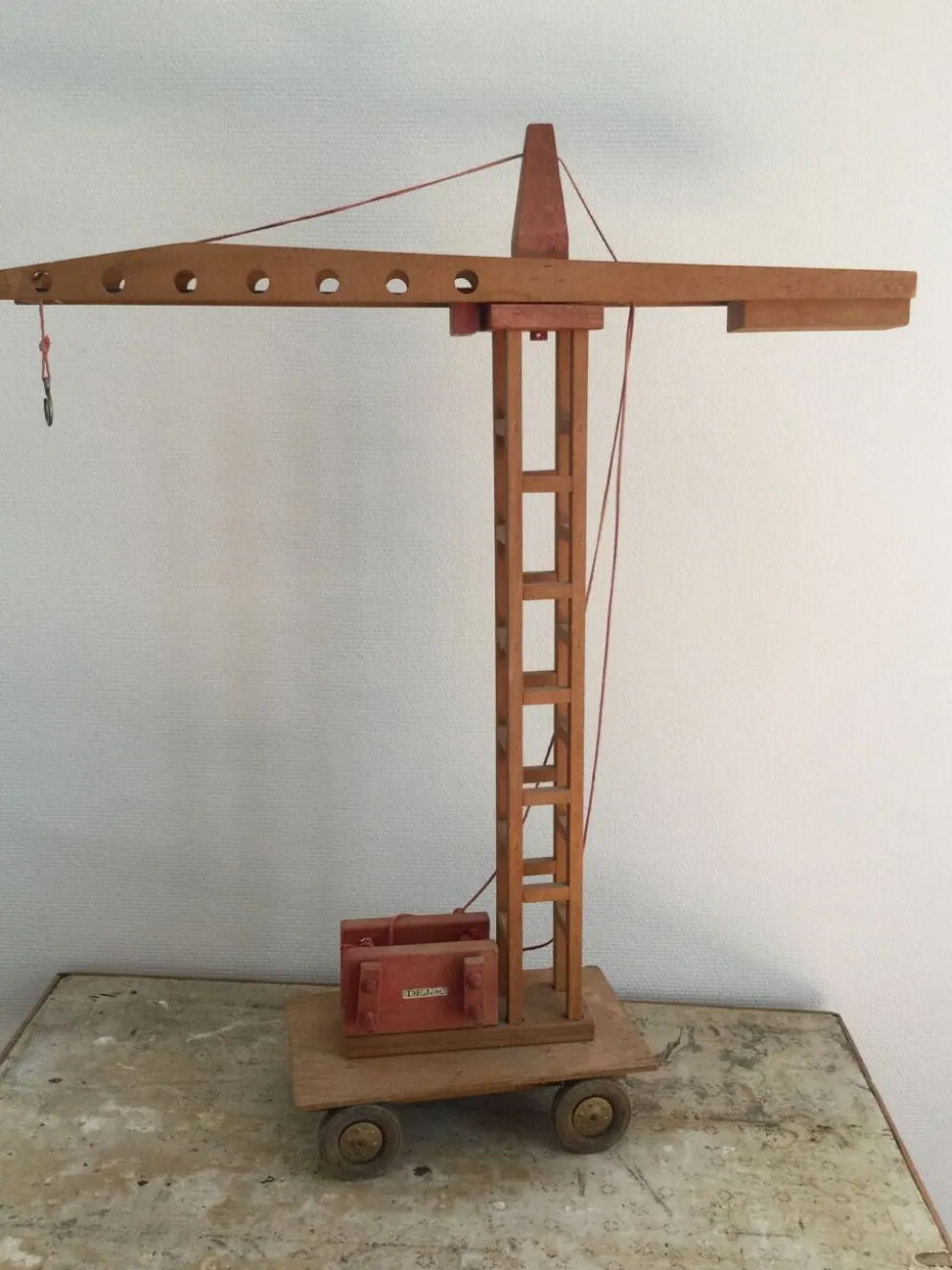 Ancienne grue en bois Dejou