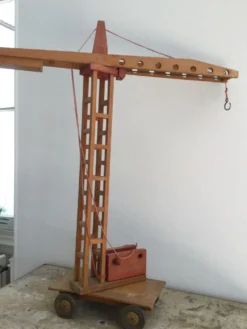Ancienne grue en bois Dejou