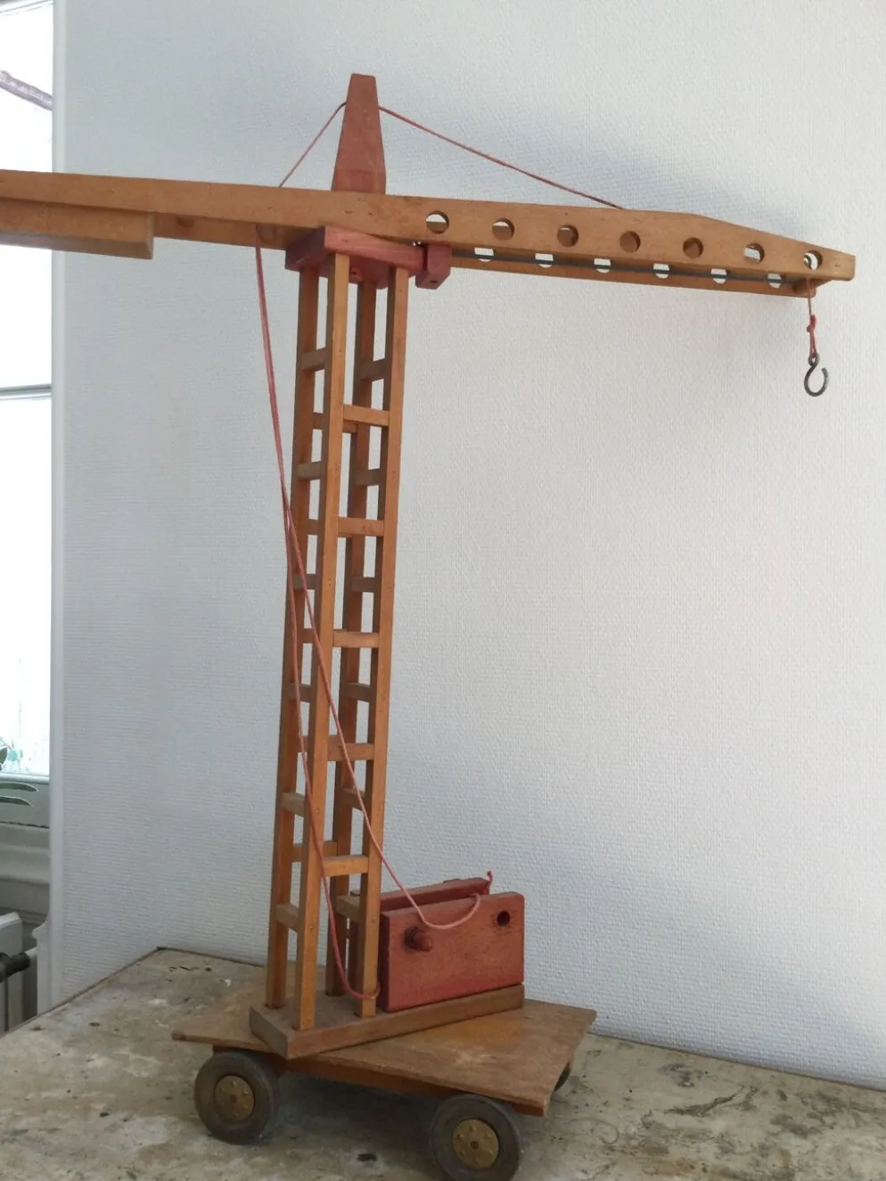 Ancienne grue en bois Dejou