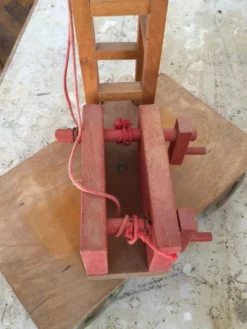 Ancienne grue en bois Dejou