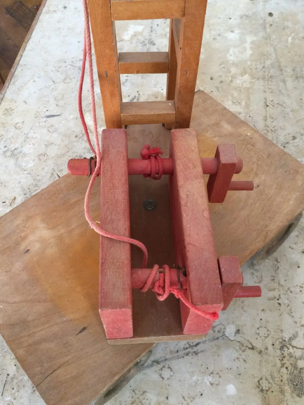 Ancienne grue en bois Dejou