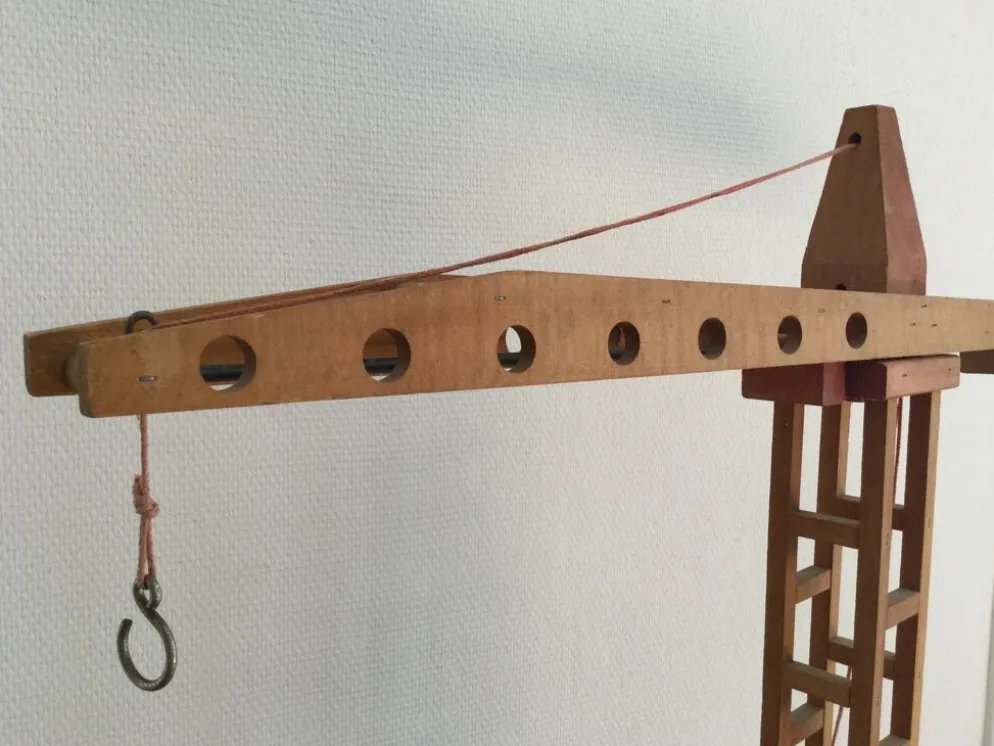 Ancienne grue en bois Dejou