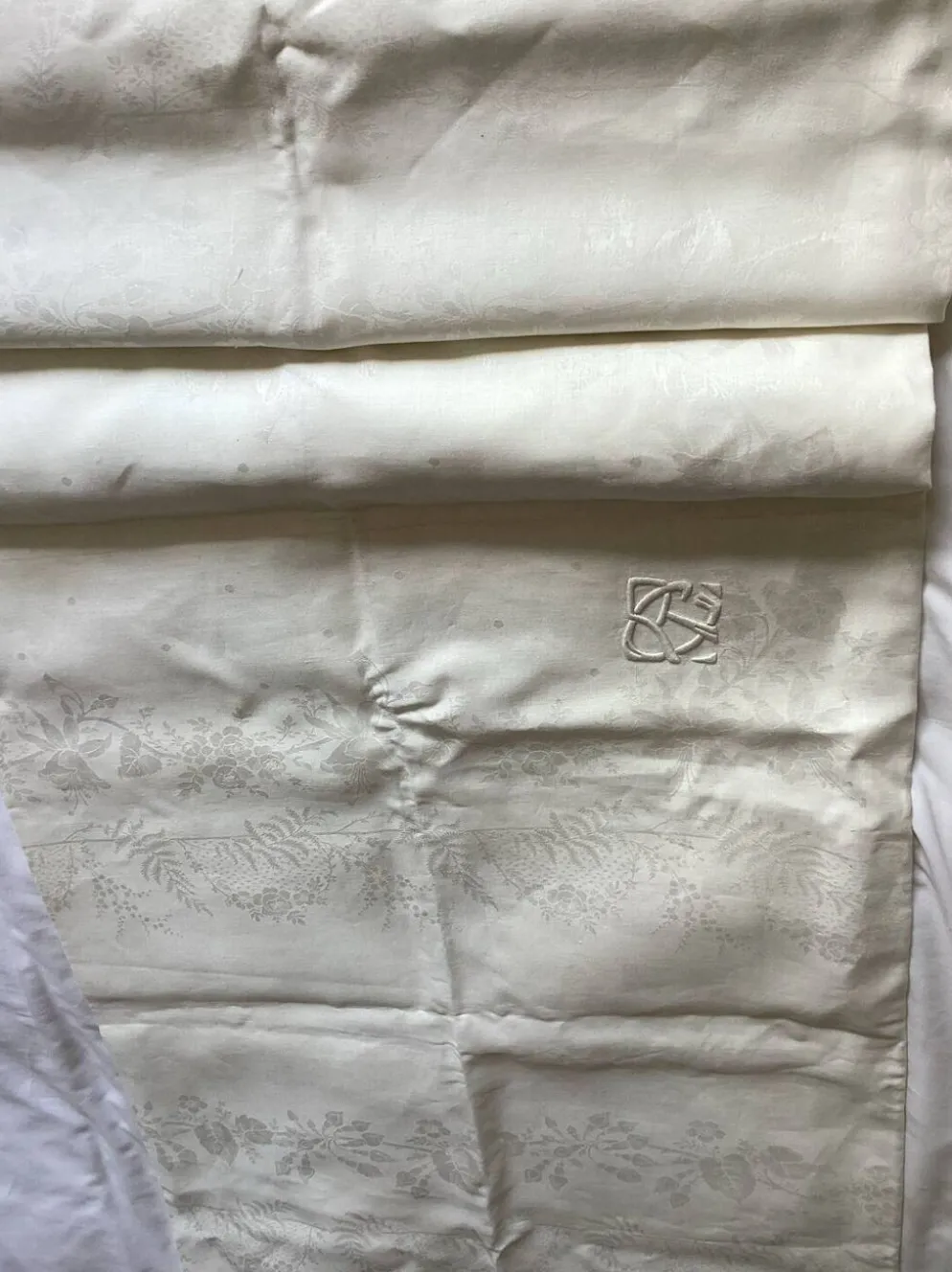Ancienne nappe et 12 serviettes damassées