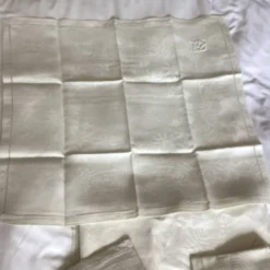 Ancienne nappe et 12 serviettes damassées