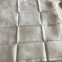 Ancienne nappe et 12 serviettes damassées