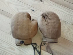 Ancienne paire de gants de boxe en cuir fauve patiné (8 oz) – Circa 1940/19