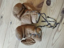 Ancienne paire de gants de boxe en cuir fauve patiné (8 oz) – Circa 1940/19