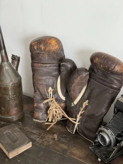 Ancienne paire de gants de boxe en cuir