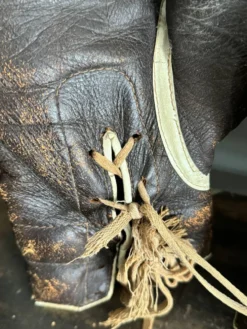 Ancienne paire de gants de boxe en cuir
