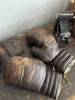 Ancienne paire de gants de boxe en cuir