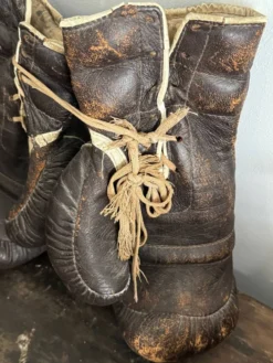 Ancienne paire de gants de boxe en cuir