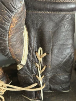 Ancienne paire de gants de boxe en cuir